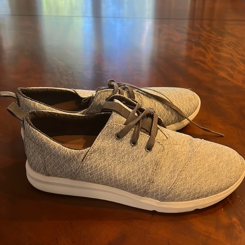 Women’s Toms sneakers size W9